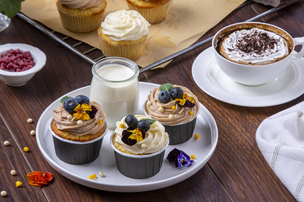 délicieux cupcakes à la crème et aux baies fraîches - Photo, image