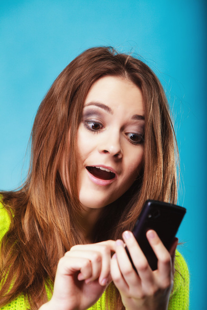 εφηβικό κορίτσι με κινητό τηλέφωνο γραπτών μηνυμάτων - Φωτογραφία, εικόνα