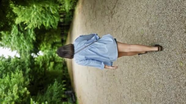 mladá dívka kráčející v modré košili na pozadí - Záběry, video