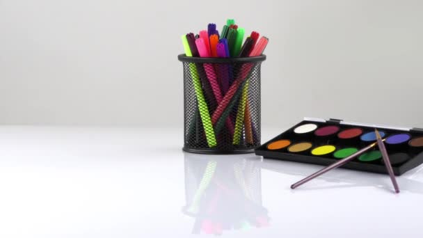 カラフルなペイント ペン用具と塗料 - 映像、動画