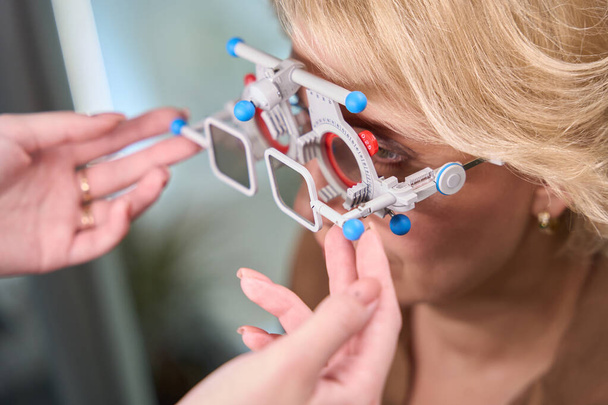L'ophtalmologiste utilise un appareil professionnel pour travailler avec un patient - Photo, image