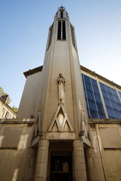 Die Kirche Saint Agnes in Maison-Alfort, Frankreich. Es wurde 1932 im Art-Deco-Stil erbaut und 1984 unter Denkmalschutz gestellt. - Foto, Bild
