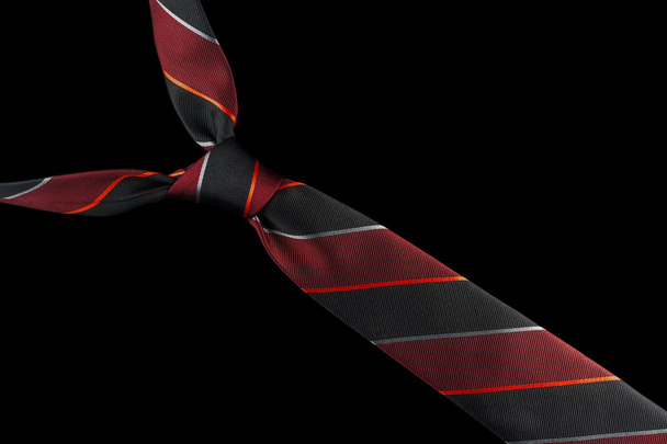 Corbata de seda con rayas rojas, plateadas y negras
 - Foto, Imagen