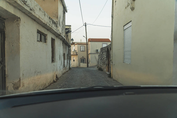 conduite sur les routes étroites dans les petites villes grecques, murs blancs et petites maisons. Photo de haute qualité - Photo, image