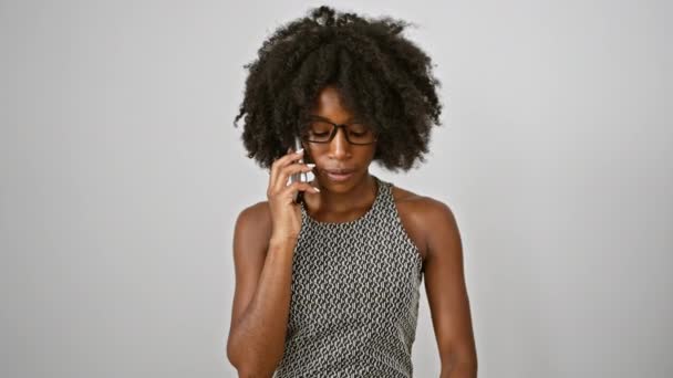 アフリカ系アメリカ人女性ビジネスワーカーがオフィスで電話で話す - 映像、動画