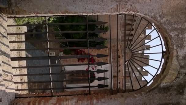 Vidéo verticale de la porte du château médiéval dans le village d'Ostie Antica - Séquence, vidéo