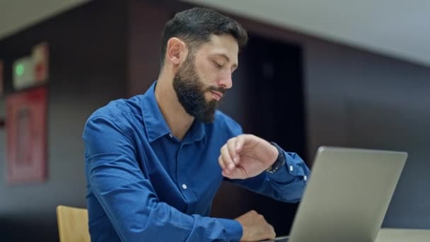 Nuori latino mies liiketoiminnan työntekijä työskentelee näköinen älypuhelin ja katsella toimistossa - Materiaali, video