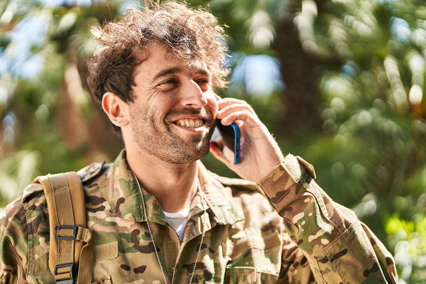 Jovem soldado do exército falando no smartphone no parque - Foto, Imagem