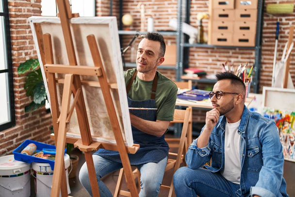 Δύο άνδρες καλλιτέχνες σχέδιο με χαλαρή έκφραση στο στούντιο τέχνης - Φωτογραφία, εικόνα