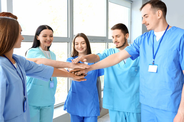 Skupina studentů medicíny dává ruce dohromady na univerzitě - Fotografie, Obrázek