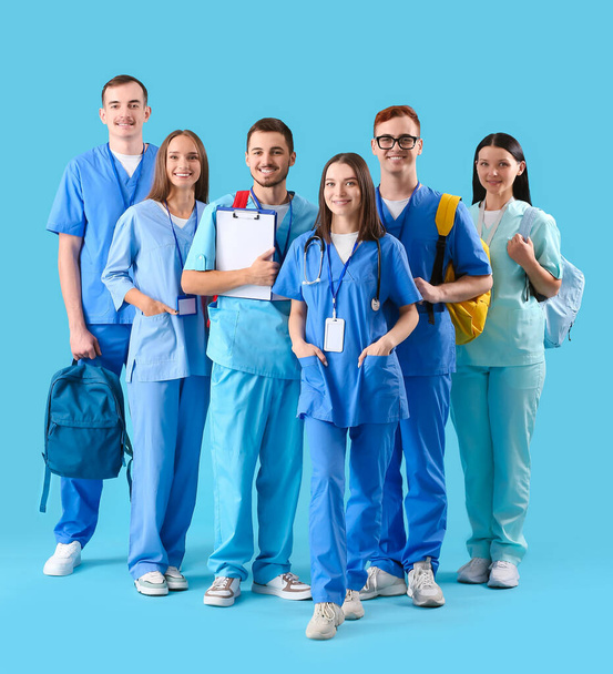 Ομάδα φοιτητών ιατρικής σε μπλε φόντο - Φωτογραφία, εικόνα