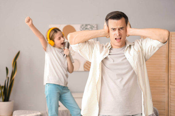 Jovem estressado de seu filho barulhento em casa - Foto, Imagem