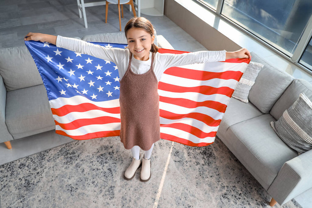 アメリカの国旗を持った少女. 退役軍人の日のお祝い - 写真・画像