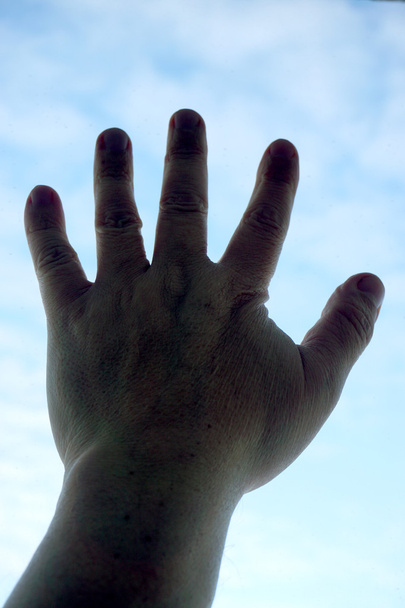 людська рука на фоні неба
 - Фото, зображення
