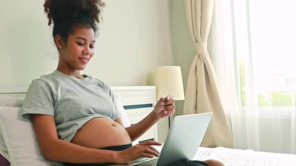 Έγκυος νεαρή μητέρα ταϊλανδέζικης-αφρικανικής καταγωγής κάθεται στην κρεβατοκάμαρά της και ετοιμάζεται να πιει παστεριωμένο γάλα αλλά είναι τόσο άρρωστη με τη δυσωδία που δεν μπορεί να το πιει: Concept health for pregnancy women. - Πλάνα, βίντεο