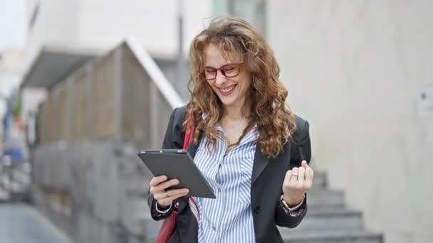 junge selbstbewusste Geschäftsfrau mit digitalem Tablet - Filmmaterial, Video