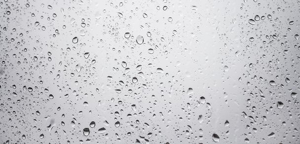 Regentropfen auf Fensterglas - Foto, Bild