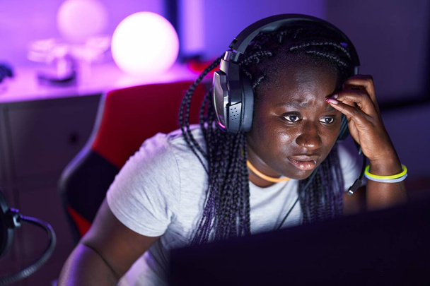 Afričanky americká žena streamer stresu pomocí počítače v herně - Fotografie, Obrázek