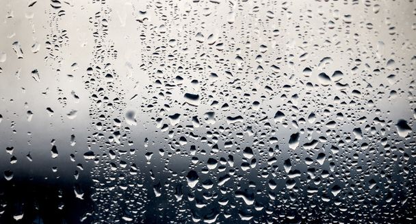 Krople deszczu na szkle okiennym - Zdjęcie, obraz