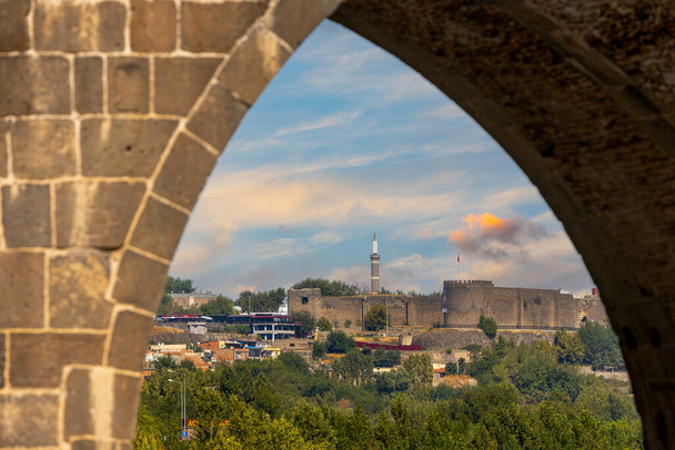 Vertikale Ansicht der Mauer von Diyarbakir (Diyarbakir surlari auf Türkisch)) - Foto, Bild