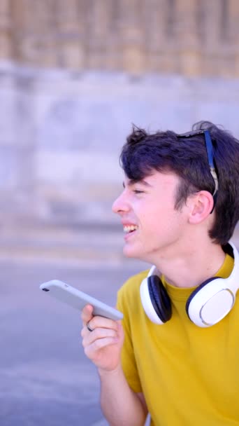 Fiatal fiú hangüzenetet küld telefonon. Tinédzser rögzítő hangposta. - Felvétel, videó