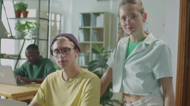 Muotokuva nuorten gen Z mies- ja naispuolisten kollegoiden casualwear poseeraa yhdessä kameran työssä toimistossa - Materiaali, video