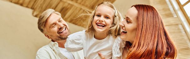 Mutlu ebeveynler sevimli kızları kucaklıyor ve evde mutfakta eğleniyorlar, yatay afiş. - Fotoğraf, Görsel