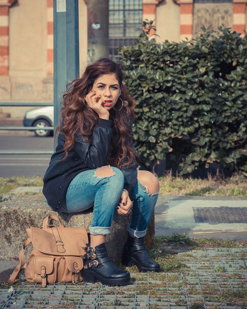 Beautiful girl posing in an urban context - Foto, Bild