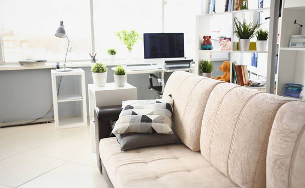 Close-up de interior acolhedor casa, sofá com local de trabalho e laptop, renovação fresca. Sala de estar vazia, espaço limpo. Local de vida, conceito de design - Foto, Imagem
