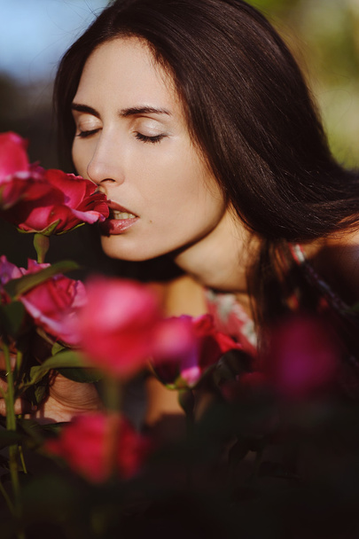 Güzel kız bahçede bir Gül kokulu - Fotoğraf, Görsel