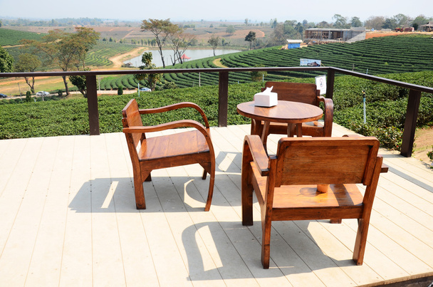 Houten meubilair op thee plantage in Chiang Rai, Thailand. - Foto, afbeelding