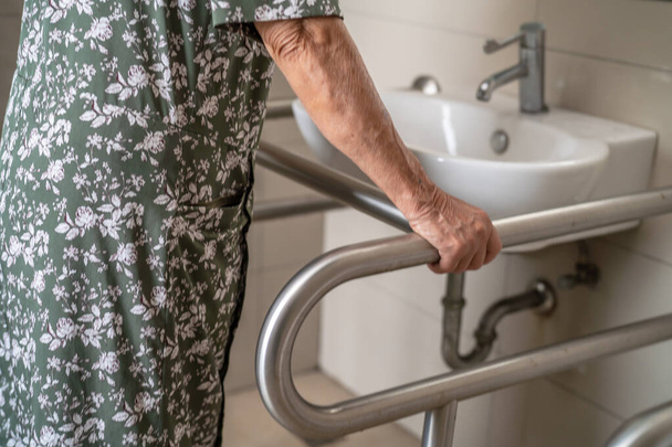 Asiatico anziana donna paziente uso toilette bagno gestire la sicurezza in ospedale infermieristico, sano forte concetto medico. - Foto, immagini