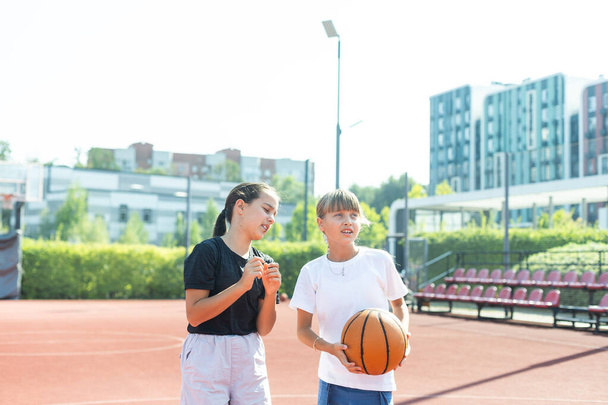 Basketbol sahasında basketbol oynayan kızlar. Yüksek kalite fotoğraf - Fotoğraf, Görsel
