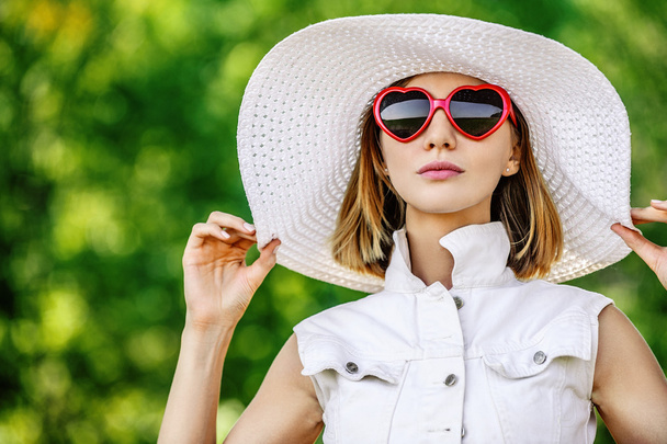 beautiful woman hat sunglasses - Фото, изображение
