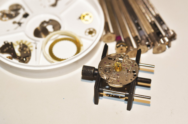Сталеві годинники старого наручного годинника ізольовані
 - Фото, зображення
