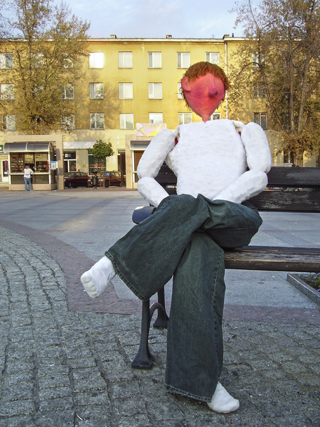  marionnette assise dans le centre de la ville - Photo, image