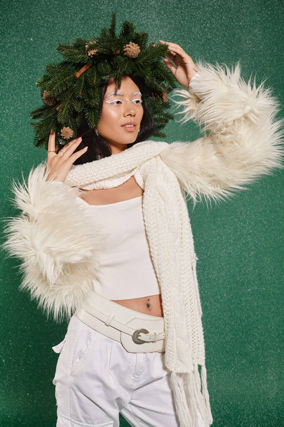 moda de invierno, mujer bonita con corona natural posando en ropa blanca y elegante bajo la nieve que cae - Foto, Imagen