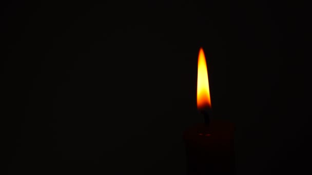 Płomień świecy w ciemnym pokoju - Materiał filmowy, wideo