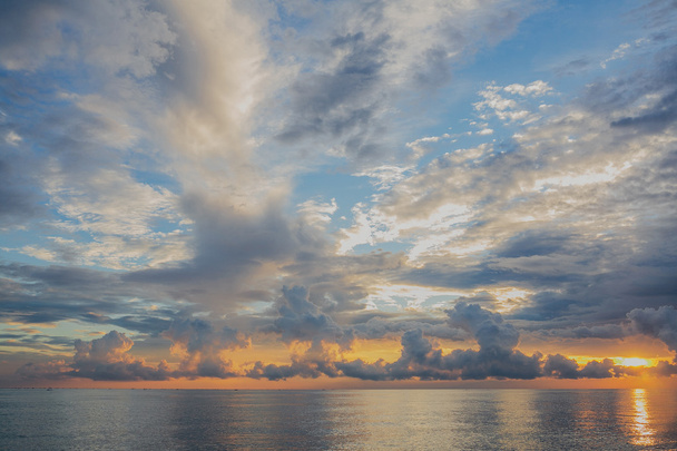 Pilvet aamunkoiton taivaalla, meren aamunkoitto, kaunis auringonnousu merellä
 - Valokuva, kuva