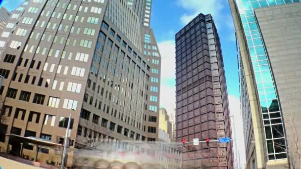Egy idő telik el lövés magas épületek belvárosában Pittsburgh, Pennsylvania 5th és Ross utcák sarkán. - Felvétel, videó
