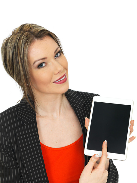 junge Geschäftsfrau hält Tablet in der Hand - Foto, Bild