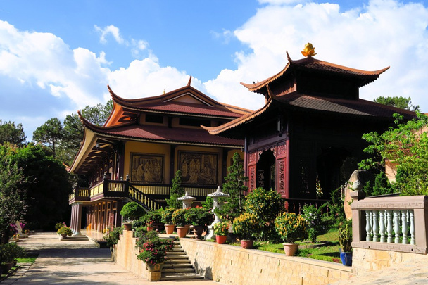 Tuyen Lam Buddhalainen luostari, Dalat, Vietnam
 - Valokuva, kuva