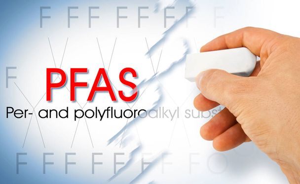 Parar perigoso PFAS per-e substâncias polifluoroalquil utilizados em produtos e materiais devido às suas propriedades de resistência à água reforçada - Conceito com erasina manual - Foto, Imagem
