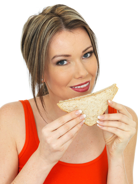 junge Frau isst ein Sandwich mit Lachs und Gurke - Foto, Bild