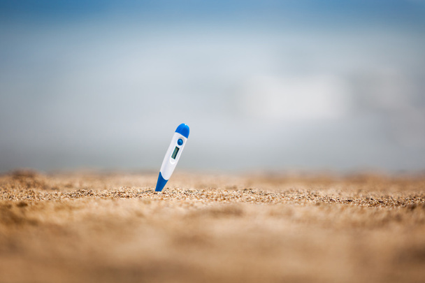 Thermometer on a beach - Foto, Imagem