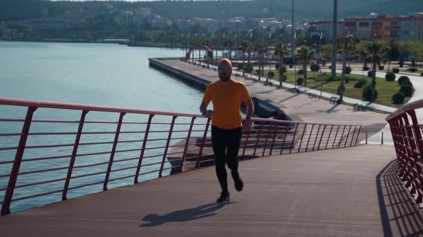 Mann mittleren Alters macht Jogging-Training sonnigen Morgen Vorbereitung Marathon. Gesunder Lebensstil für Erwachsene mittleren Alters, Abnehmen, Fettverbrennung, Fitnesstraining - Filmmaterial, Video