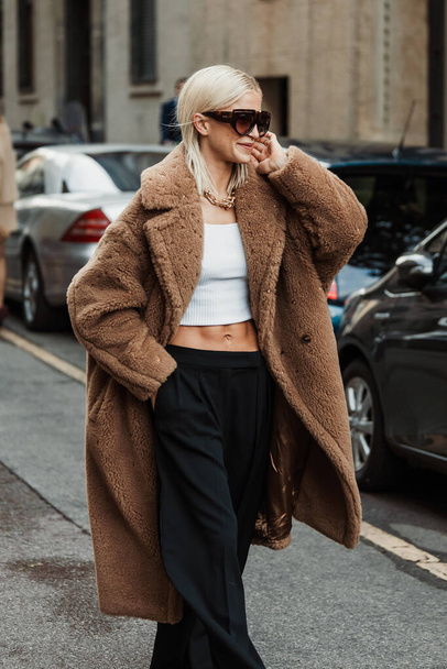 Caro Daur vestindo tudo Max Mara, visto fora MAX MARA show durante Milan Fashion Week Mulheres Primavera / Verão 2024. - Foto, Imagem