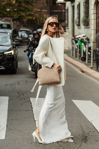 Viktoria Rader fehér dzsekit, ruhát, bézs táskát, fehér magassarkút visel a MAX MARA show előtt a Milánói Divathéten Női ruházat Tavasz / Nyár 2024. - Fotó, kép