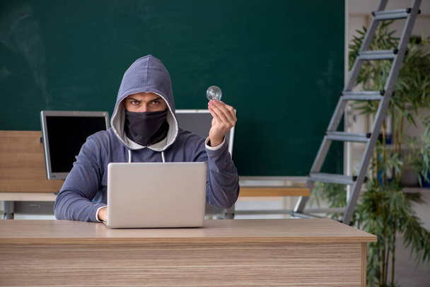 Mladý hacker sedí ve třídě - Fotografie, Obrázek