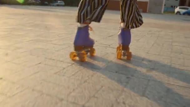 Slowmo tracking shot της αγνώριστη γυναίκα ιππασία σε μοβ quad rollers υπαίθρια την ημέρα - Πλάνα, βίντεο